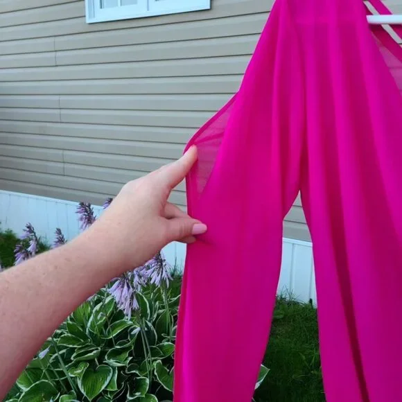 Gorgeous fuschia blouse with back detailing. - Picture 4 of 10